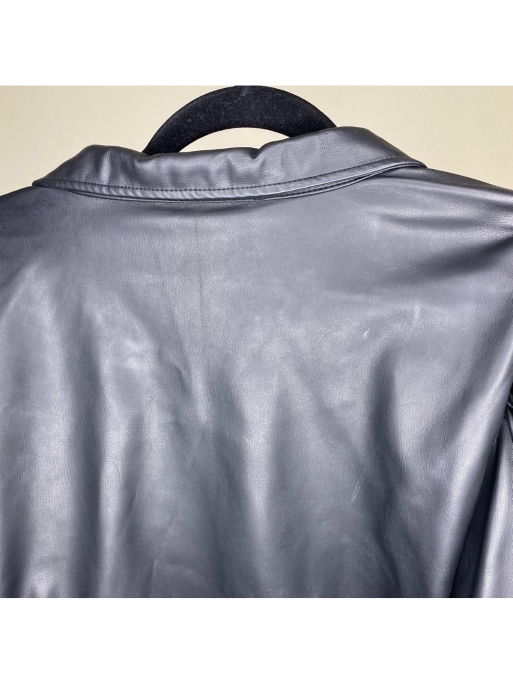 ZARA Black Faux Leather Collared Jacket
Sleek faux leather jacket by ZARA. - Picture 7 of 8
